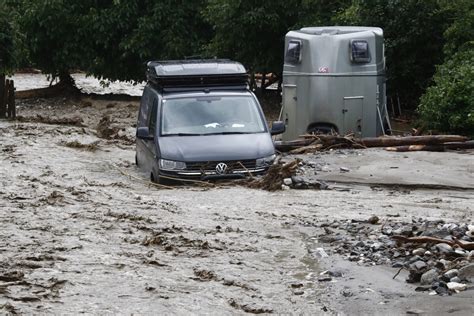 Video Velike Poplave U Austriji Voda Nosila Sve Pred Sobom