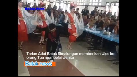 Tarian Adat Batak Simalungun Memberikan Ulos Ke Orang Tua Mempelai