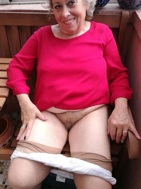 P Horny Oma Spreads Her Upskirt Pussy After Pulling Down Her Hose On