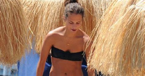 La Belle Alicia Vikander Se D Voile Sous Toutes Les Coutures En Bikini