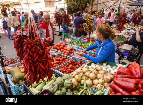 Frutas De La Isla Hi Res Stock Photography And Images Alamy