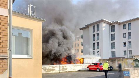 Schwarze Rauchwolke Ber Menden Garage Und Autos In Flammen