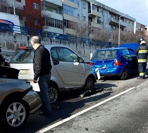 Choque Em Cadeia Faz Dois Feridos E Provoca Longas Filas Em Braga