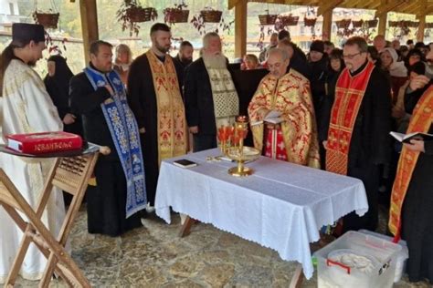 Vernici Pohrlili U Tumane U Manastiru Se Nalaze Mo Ti Svetog Nektarija