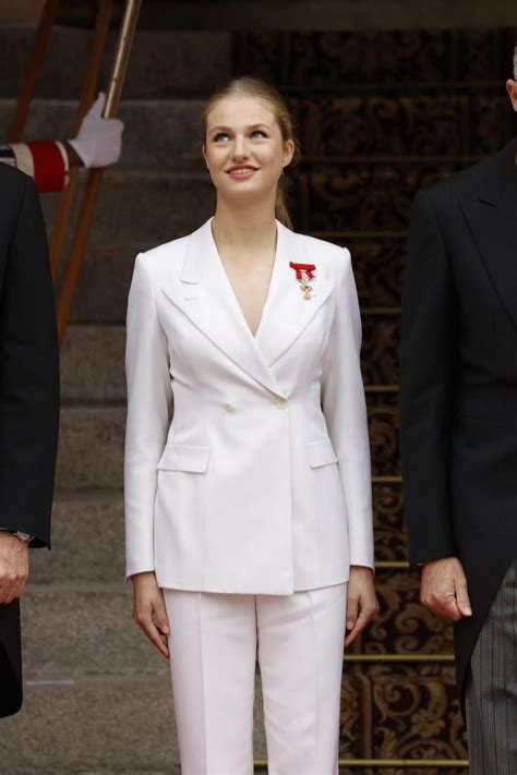 Princesa Leonor El Traje Blanco Que Comparte Con Su Madre En La Jura