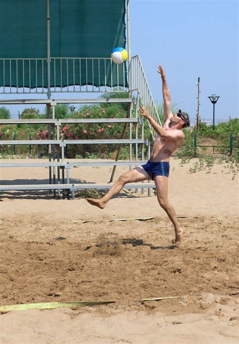 Mann Der Volleyball Auf Dem Strand Spielt Stockfoto Bild Von Nave