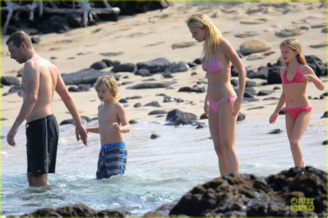 Photo Gwyneth Paltrow Pink Bikini Mama With Shirtless Chris Martin 05