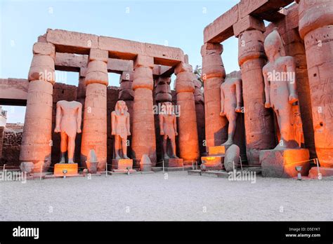 Estatua del faraón Ramsés II en el templo de Luxor Luxor Egipto