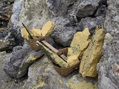 Dangerous work. Sulfur mining in a volcano Ijen. :: Behance