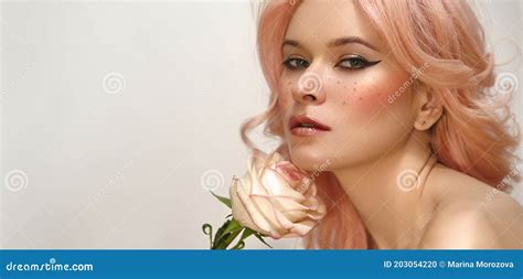 Mooie Vrouw Met Roze Haar En Modemake Up Blonde Vrouwtje Model Met Perfecte Schone Blush Rouge
