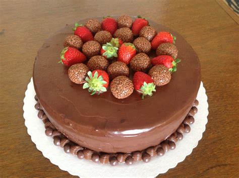 Brigadeiro Com Morango Bolos De Aniversário Azuis Bolo Doces