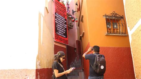 Otra vez cierran el Callejón del Beso denuncia dueña de balcón a