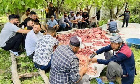 Kurban etlerini toplayıp herkese eşit şekilde dağıttılar