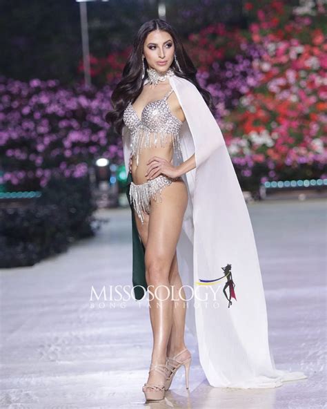 Potret National Costume Finalis Miss Earth Dari Eropa