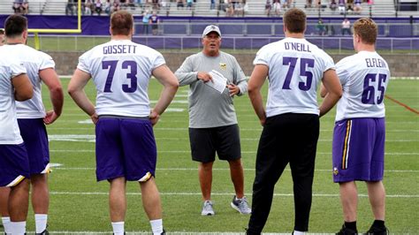 Minnesota Vikings Offensive Line Depth Facing Challenges In Camp Espn Minnesota Vikings