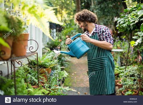 Regar Las Plantas Jardinero Feliz Fotograf A De Stock Alamy