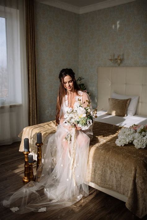 La Belle Jeune Fille Blonde Douce Avec Un Bouquet De Mariage Dans Les Mains Du Boudoir Dans Une