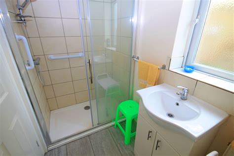 E2 Bus Route: Brentford Commerce Road to Greenford Broadway 35