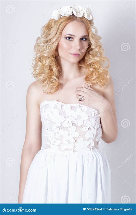 Schöne Reizende Leichte Elegante Junge Blonde Frau in Weiße Sundress Chiffon Und Locken Und Ein