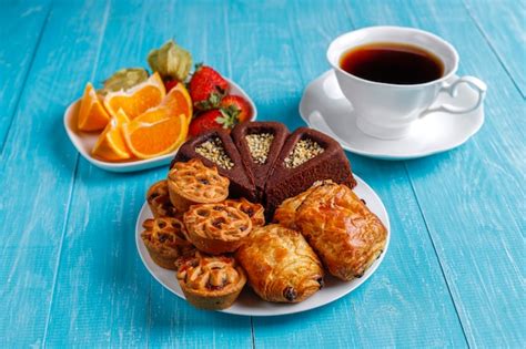 Assiette sucrée avec divers bonbons Photo Gratuite