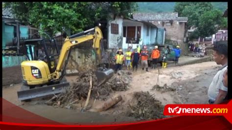 Petugas Kerahkan Sejumlah Ekskavator Bantu Bersihkan Material Lumpur