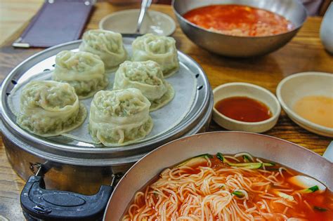 초량밀면 매콤하고 달콤한 부산의 맛 Zum 허브