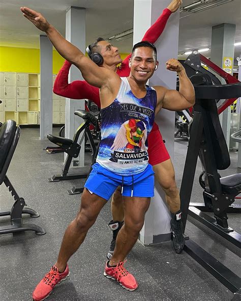 “Soy salvavidas, paracaidista, hombre selva y fotógrafo profesional