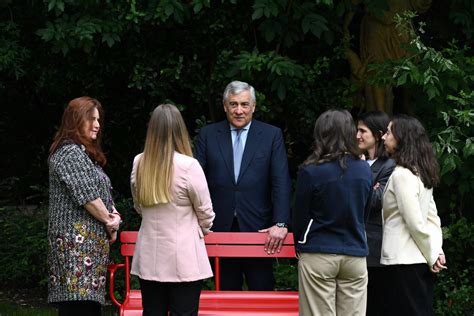 Nel Giardino Dellambasciata Ditalia A Parigi Una Panchina Rossa