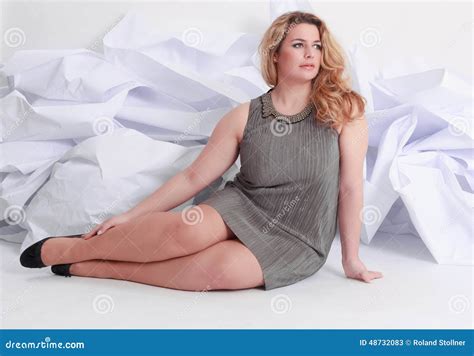 Portrait D Un Beau Plus Femme Blonde Boucl E De Taille La Jeune Image Stock Image Du Beau