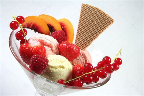 Ice cream with fruit — Stock Photo © photooasis #1626861