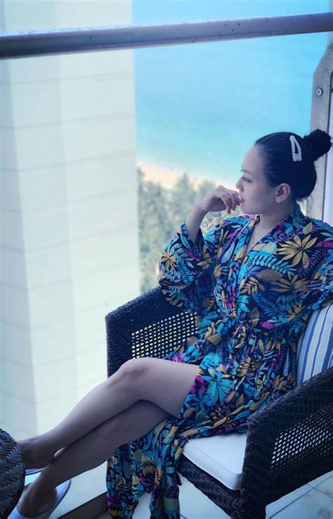 Cô giáo hot girl khiến các bố tranh nhau đi đón con