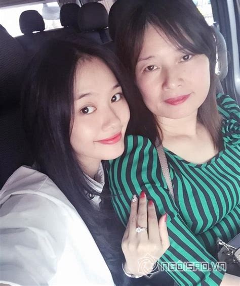 Siêu mẫu Linh Chi khoe em trai út đẹp như hot boy