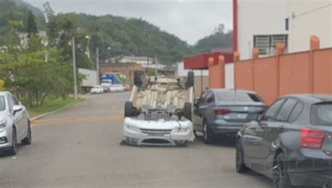 Idoso Fica Ferido Ap S Capotar Ve Culo Em Guaramirim Di Rio Da Jaragu