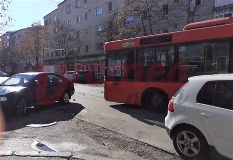 VIDEO Autobuz cu pasageri implicat într un accident la Bârlad O