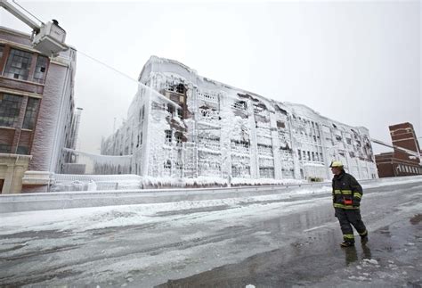 15 Amazing Photos Of Beautifully Icy Aftermath To Chicago Fire ...