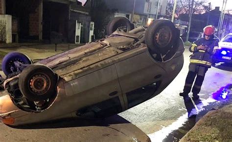 M Rmol Perdi El Control De Su Auto Y Termin Volcando En Pleno Bynnon