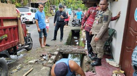 Pemkot Manado Sulawesi Utara Tertibkan Bangunan Di Atas Saluran Air Di