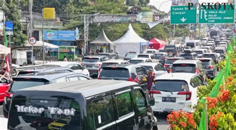 Ribu Kendaraan Memasuki Jalur Wisata Puncak Selama Libur Nataru