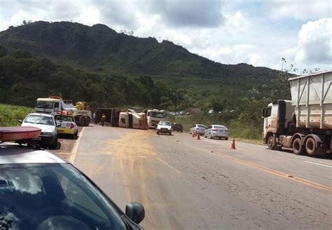 Carreta carregada minério tomba na BR 040 na altura de Congonhas