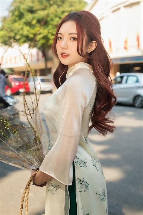 Dàn hot girl rộn ràng khoe sắc trước Tết