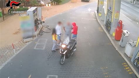 Rubano Uno Scooter E Rapinano Un Distributore Di Carburante Arrestati