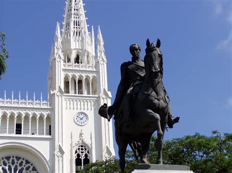 Estatua Ecuestre De Sim N Bol Var Parque Seminario Guayaquil A