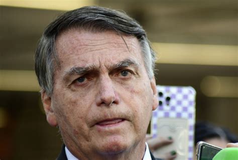 Bolsonaro diz que passaporte está em Brasília e que ainda bem que não