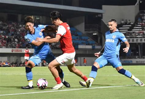 前半、中村（中）を囲む（左から）磐田の川崎、クルークス ― スポニチ Sponichi Annex サッカー