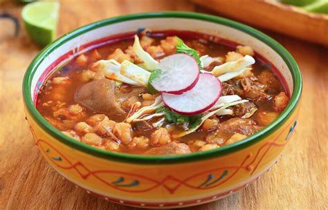 C Mo Hacer Pozole Rojo De Puerco Y Pollo Receta De Antojito Mexicano