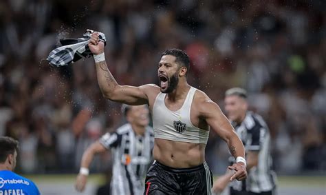 Brasileiro Hulk decide e Atlético continua vivo na luta pelo título