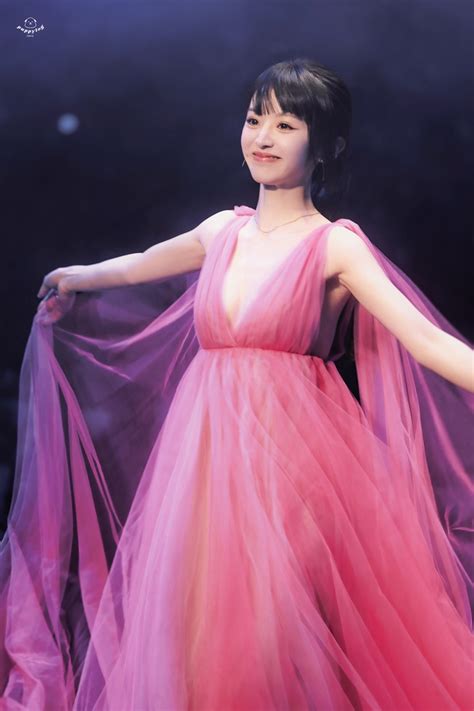 Màn đua sắc đối lập hot nhất Đêm hội GQ Điền Hi Vi bốc lửa và Quan Hiểu Đồng đôi chân vô thực