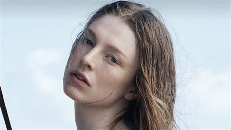 Hunter Schafer überlässt kaum etwas der Fantasie als sie am Strand