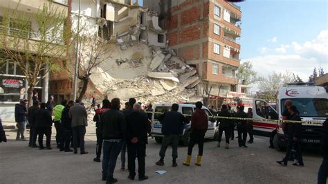 Kilis te depremde ağır hasar gören 6 katlı bina çöktü Gündem Haberleri