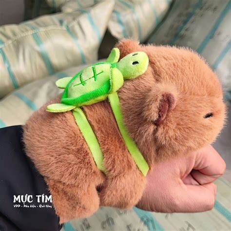 Gấu Bông Vòng Tay Capybara Siêu Hot Chuột Lang Nước Ôm Tay màu nâu đeo balo rùa